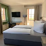 & Zur Linde Hotel Middelhagen