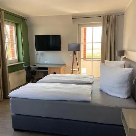 & Zur Linde Hotel Middelhagen